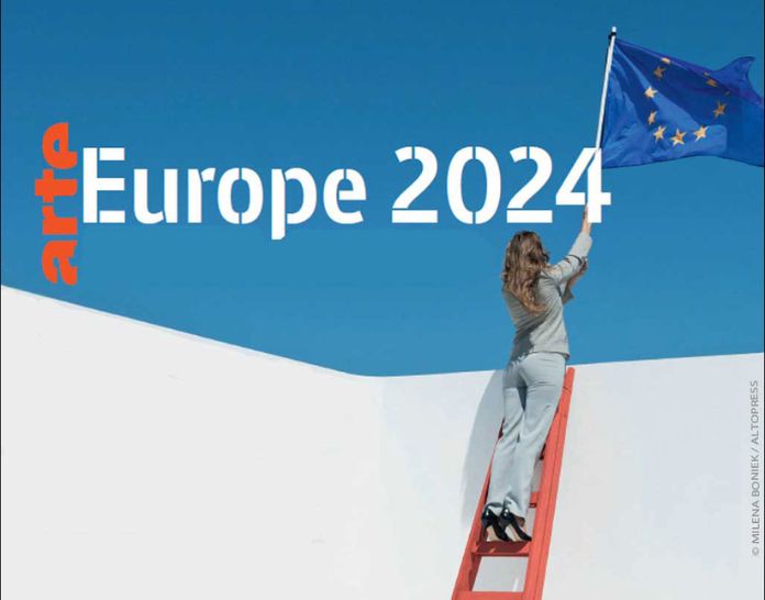 Une femme tenant un drapeau de l'Union Européenne