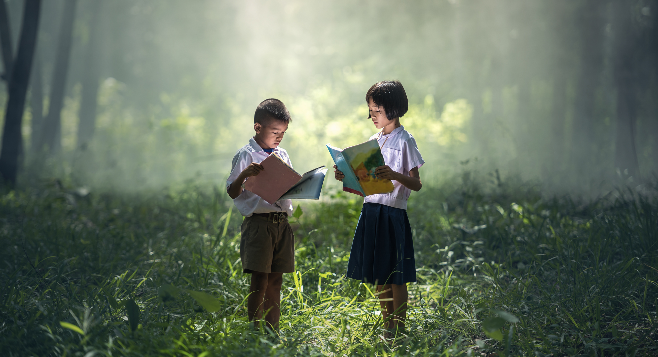 Deux enfants lisent à l'orée d'une forêt