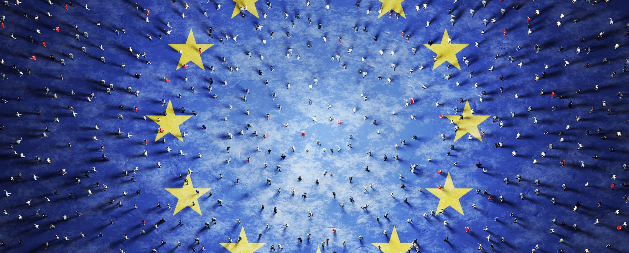 Une foule de silhouettes sur le drapeau de l'Union Européenne