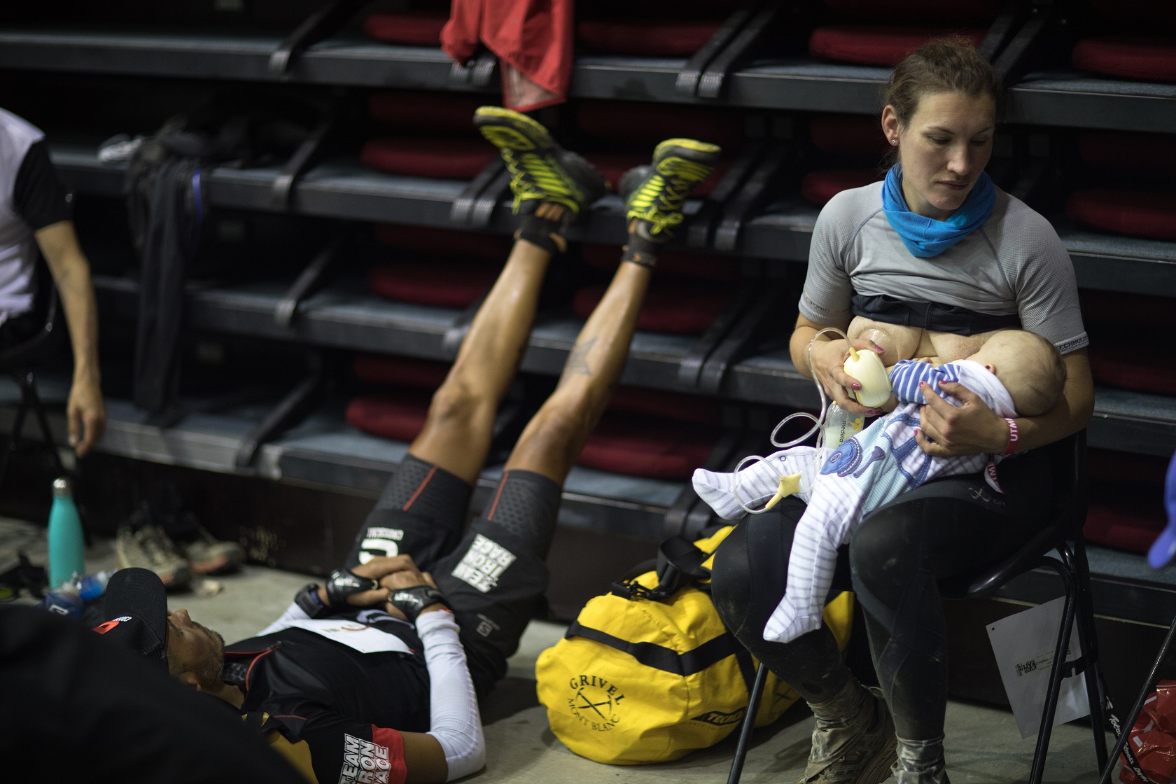 photographie d'une participante d'un ultra-trail allaitant son fils